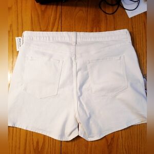 Old Navy Women's White Jean Shorts. NWT Size 16